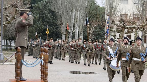 Caballería recibe a 31 futuros sargentos tras su formación en una academia de Lérida