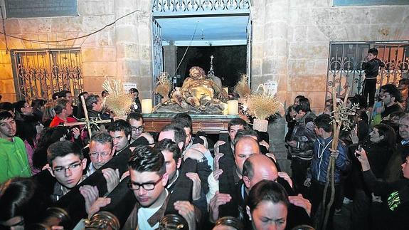 Liberación invita a la cuadrilla del Rosario para que porten al Cristo durante su traslado