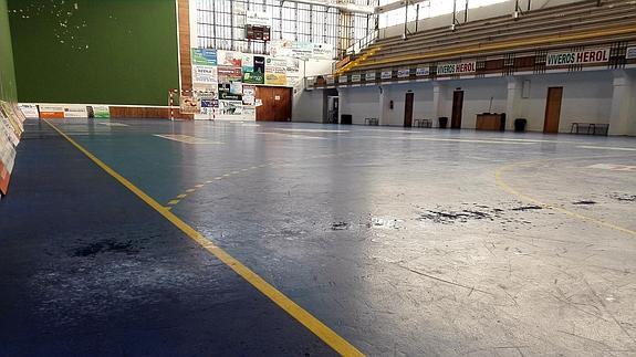Esperanza en el Viveros Herol Nava tras las condensaciones de agua en la cancha