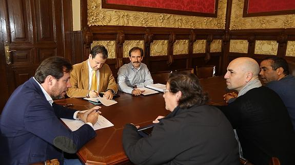 Asalariados del taxi temen despidos si se reduce la jornada a 16 horas diarias