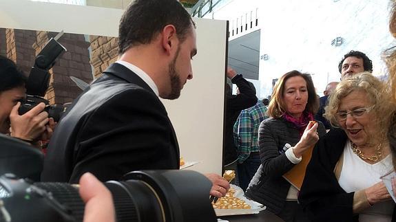Manuela Carmena se deja tentar por la tarta típica segoviana