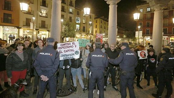 Una veintena de antitaurinos protesta antes de un debate entre Puente, León de la Riva y Bolaños