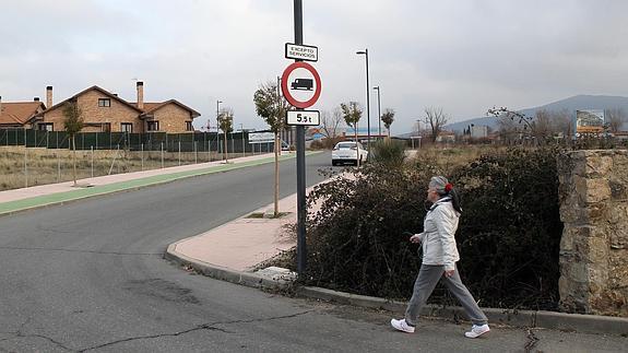 La solución para evitar el cierre del acceso al residencial El Carrascalejo, más cerca