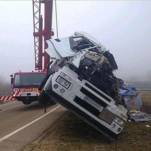 Vuelca un camión con mercancía peligrosa en la autovía A-231 a la altura de Las Quintanillas