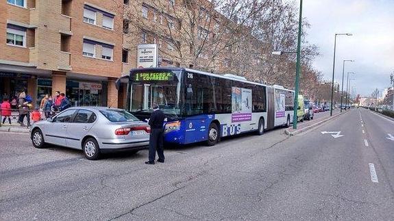 Una colisión entre un turismo y un autobús de Auvasa se salda con diez heridos