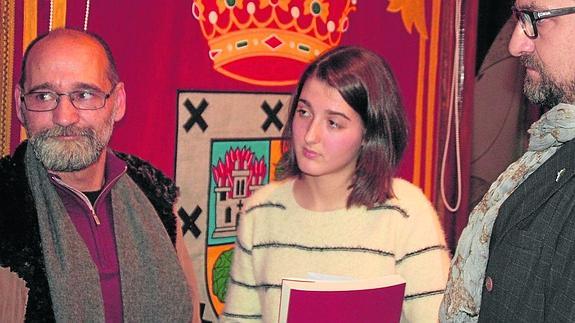 Amanda San Román, de 15 años, recoge el premio Gil de Biedma