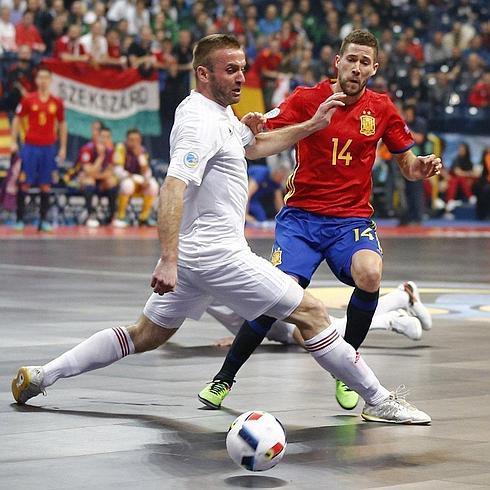 España debuta con una victoria frente a Hungría