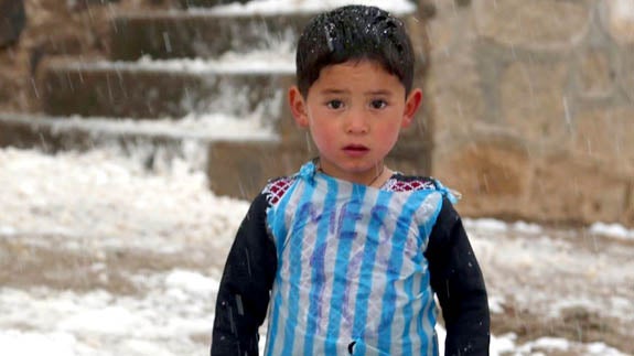 Messi quiere conocer a Murtaza, el niño afgano que luce una camiseta suya hecha de plástico