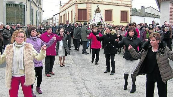 Las gentes de Palaciosrubios regalan jotas a la Virgen de las Candelas