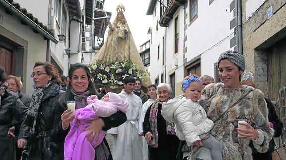 Una quincena de niños se presentan ante la Virgen en Candelario