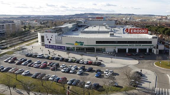 Ayuntamiento y Junta intercambiarán estudios jurídicos para buscar una solución a la ampliación de Vallsur