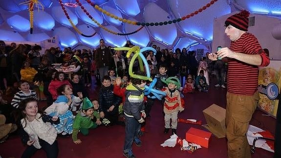 Los peques y los barrios disfrutan la cara B del carnaval