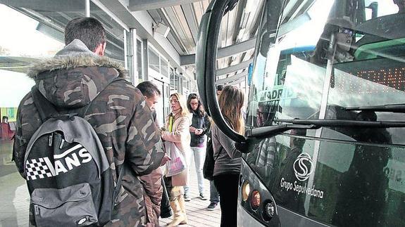 Una proposición no de ley llevará a las Cortes regionales el abono más barato a Madrid