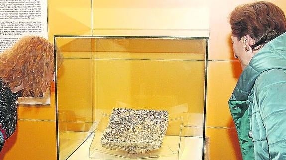 El Museo Arqueológico recupera una yesería del siglo XVI y la expone unos meses