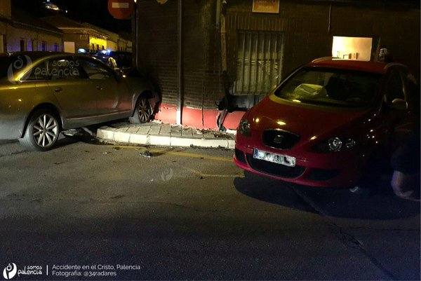 Apuntalan una casa del Cristo tras empotrarse un coche