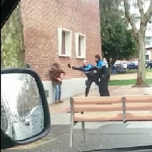 Herido en una pierna un policía al intentar reducir a una mujer que se estaba autolesionando