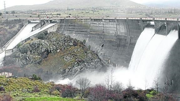 El Pontón desagua con fuerza y los caudales tienden a la estabilidad tras 72 horas al alza