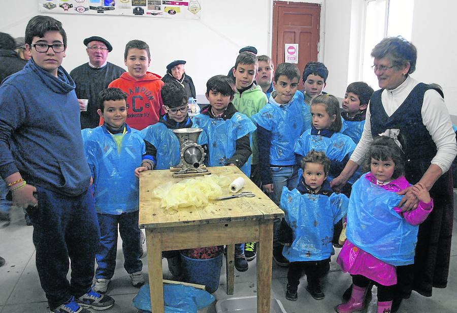 Ledrada disfruta de la tradicional matanza, trasladada al albergue