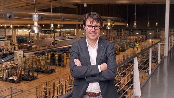 «Hemos pasado de entregar cartas a investigar en el campo de los drones»