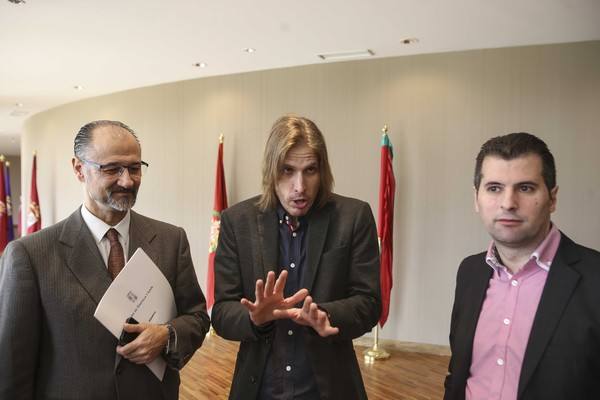 La oposición pide en bloque que Herrera comparezca en la comisión de la trama éolica