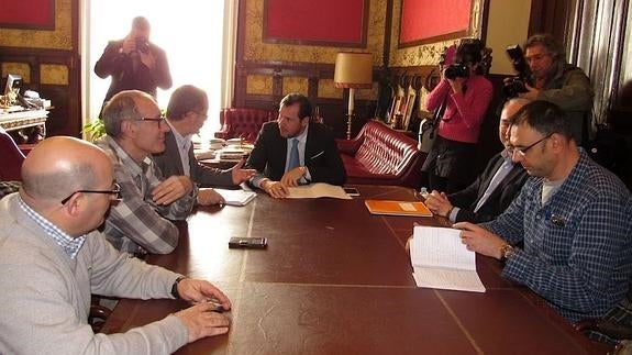 El alcalde pide a Renfe que ponga en marcha los nuevos talleres y se discuta después el pago y la titularidad