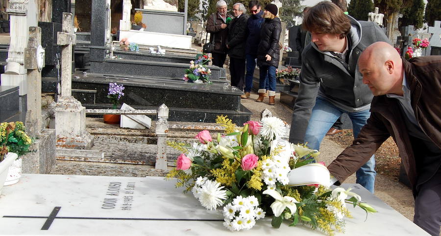 Soria recuerda a Machado con una ofrenda floral en la tumba de su esposa