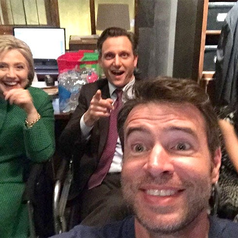 Hilary Clinton visita el rodaje de la serie 'Scandal', en mitad de la campaña
