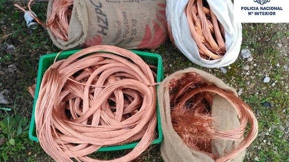 Dos detenidos por sustraer cable de cobre de una empresa embargada