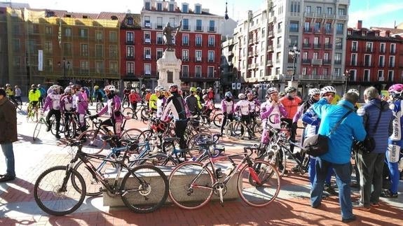 Cientos de ciclistas homenajean a su compañero fallecido el jueves