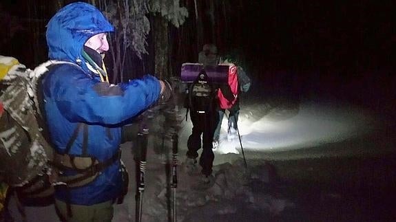 La Guardia Civil rescató a dos montañeros atrapados por la nieve en la sierra de segovia