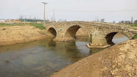 La limpieza del Valderaduey deja al descubierto el puente de Becilla