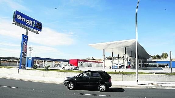 El precinto de una gasolinera enfrenta al alcalde de Aldeatejada con la Policía Local