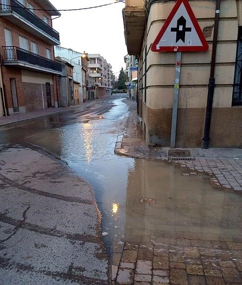 La rotura de una tubería deja sin agua varias horas a todo el pueblo de Nava de la Asunción