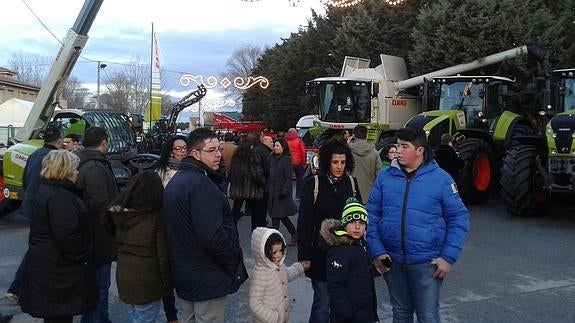 Miles de visitantes desafían al frío y la nieve en la Feria de El Ángel