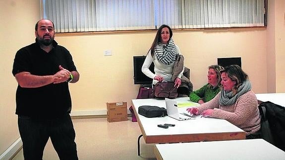 El Ayuntamiento de Guijuelo enseña a manejar en un curso herramientas digitales