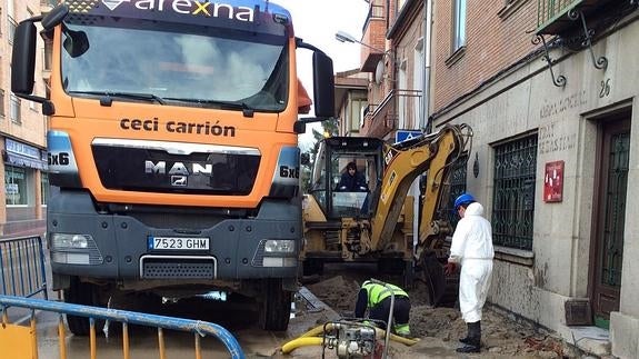 Un nuevo reventón en la Calle Real vuelve a dejar sin agua a los vecinos de Nava de la Asunción