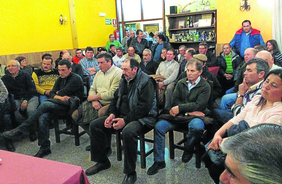 Abaduero se reúne con los ganaderos afectados por los lobos en Zamora