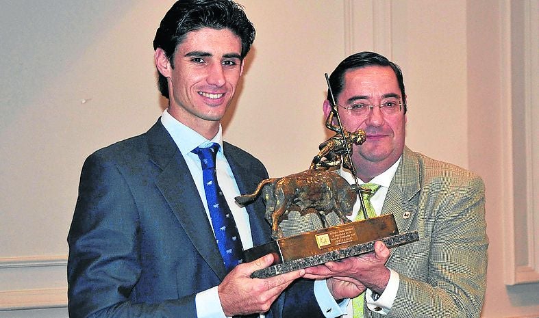 El torero Víctor Barrio recoge el trofeo al triunfador de la Feria de Calahorra