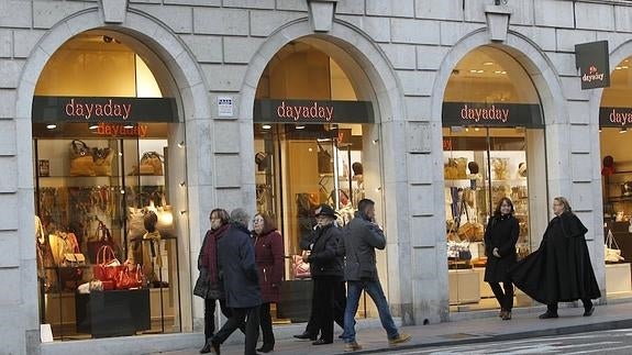 El primer sábado de apertura en el comercio por la tarde pasa desapercido