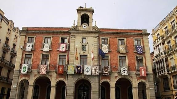 Zamora ya luce los reposteros de las cofradías en la fachada del Ayuntamiento