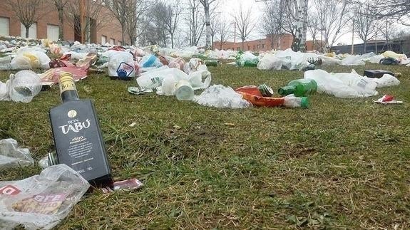 El botellón que nadie limpia