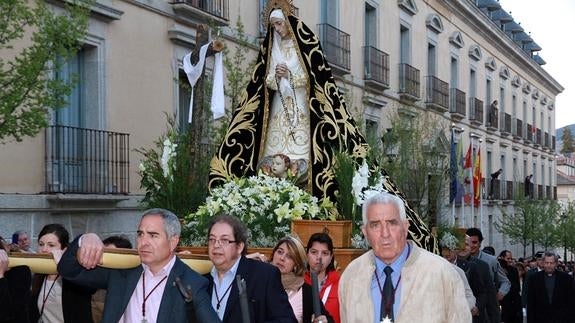 Las tallas de Carmona que desfilan en el Real Sitio pertenecen al Obispado, no a las cofradías