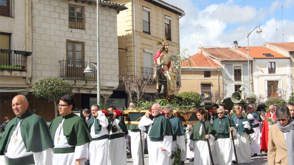 Cientos de personas acompañan con ramos de laurel a la procesión de la entrada triunfal de Jesús en Jerusalén