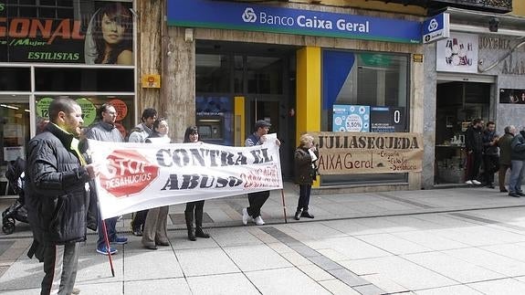 Protesta contra un desahucio en la Calle Mayor