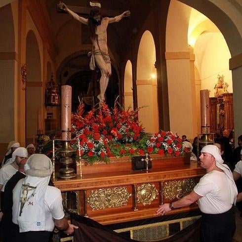Santa Eulalia vibra con la esforzada coreografía de las 'levantás'