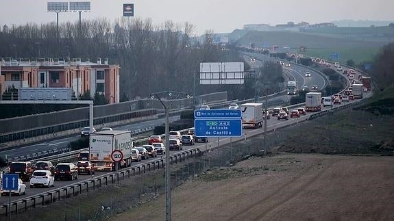 Dos accidentes con seis turismos causa varios kilómetros de congestión en la A-62, en Simancas