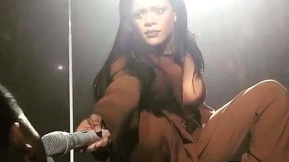 Rihanna se queda de piedra al oír cantar a uno de sus fans