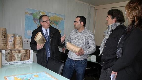 El director de la Agencia de Innovación visita el polígono industrial de Vallelado