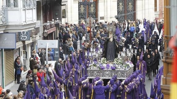 Los nazarenos acortan la procesión de Los Pasos por la amenaza de lluvia