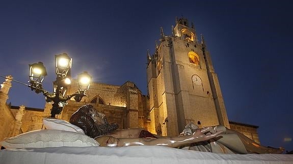 La cofradía del Santo Sepulcro escenifica el descendimiento y el entierro de Cristo